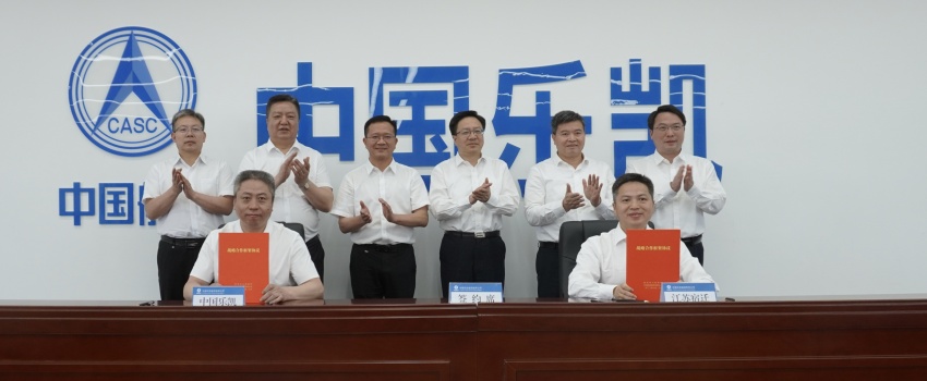中國樂(lè )凱與宿遷市簽訂合作協(xié)議 侯景濱、李東會(huì )見(jiàn)宿遷市委書(shū)記陳忠偉并共同見(jiàn)證簽約