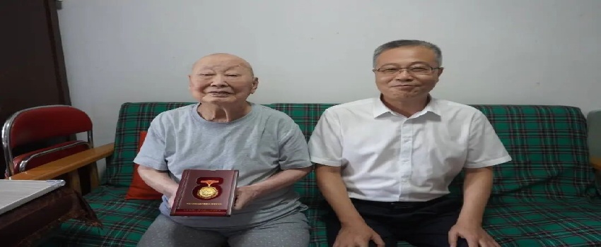 樂(lè )凱黨委探望抗戰老戰士